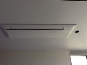 家庭用の天井埋め込みエアコン