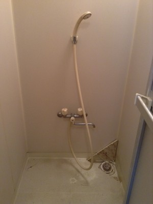 シャワールームのクリーニング