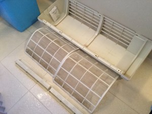 外付けの浴室暖房乾燥機はエアコンのクリーニング同様に分解して洗浄が可能です。