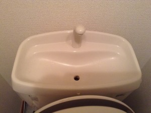 トイレ　水洗タンク　水アカ　クリーニング