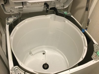 日立の洗濯機　ビートウォッシュBWーV70A 分解して内部洗浄します。 粉末洗剤や液体洗剤の洗濯槽クリーナーでは、 落とせないので、分解して洗浄することをお勧め致します。ｘ