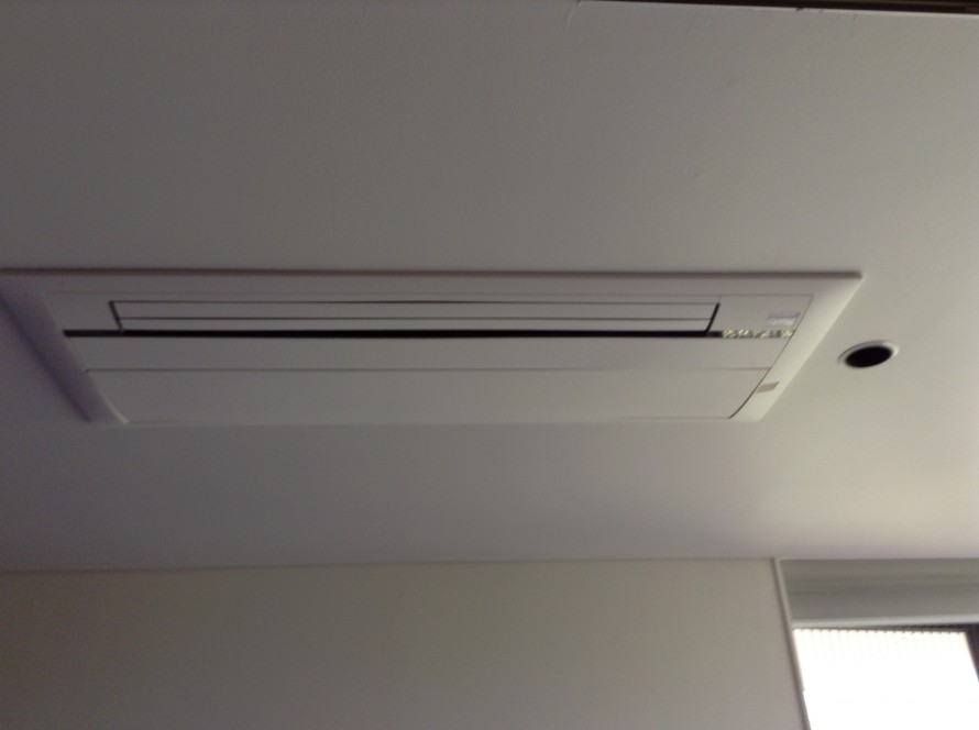 お掃除機能付き天井埋込エアコンの分解洗浄