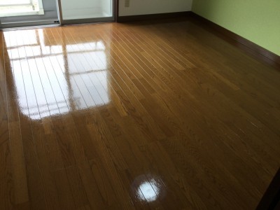 床のくすみや飛び散った塗料を除去してからワックスをかけます。