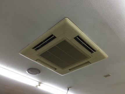三菱　PLA-A4　天井埋込４方向業務用エアコンの分解洗浄です。 周辺養生と高所作業の為、足場を作って、作業環境を整えてから臨みます。