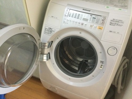 Nationalの斜めドラム洗濯機の分解洗浄です。