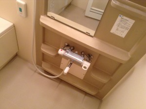 浴室クリーニング　蛇口、鏡、棚　水アカ除去