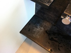 黒い素材に固着した白い水垢を落とす方法