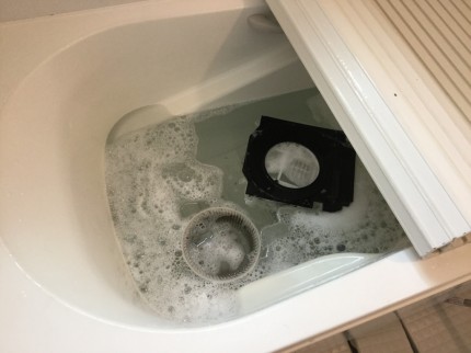 浴室暖房乾燥機から黒いゴミが降ってくるのは原因があります。 内部ファンに固着した汚れが剥がれて舞い落ちてくるのです。