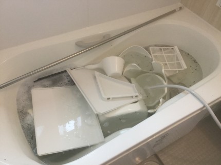 浴室暖房乾燥機から黒いゴミが降ってくるのは原因があります。 内部ファンに固着した汚れが剥がれて舞い落ちてくるのです。