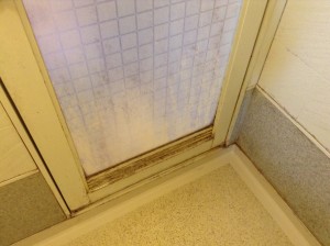 お風呂ドアの水アカ　硬いカルシウム除去