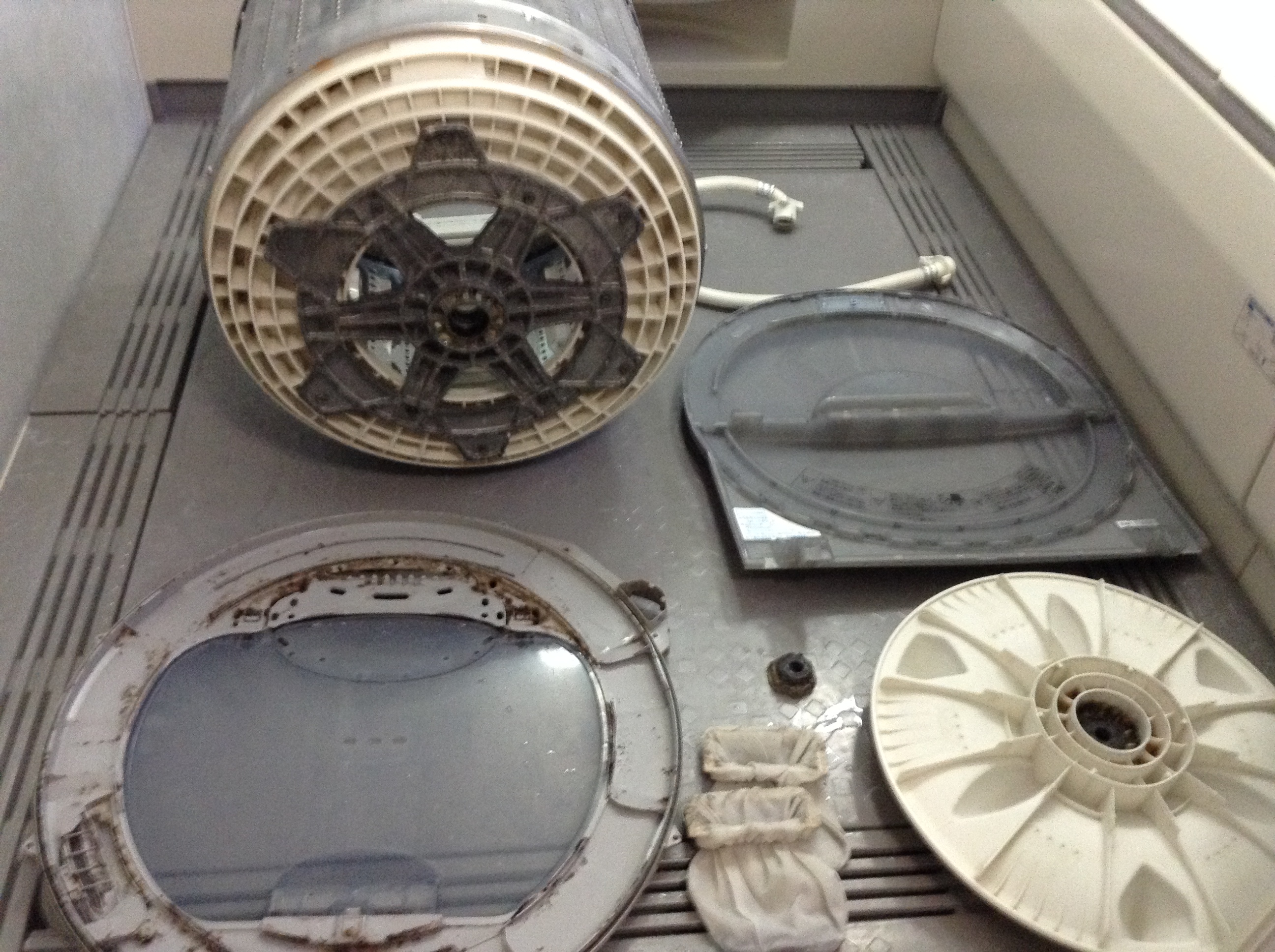 古いナショナル洗濯機の分解洗浄（ＮＡ－Ｆ８０１Ｐ）｜佐久市のハウス